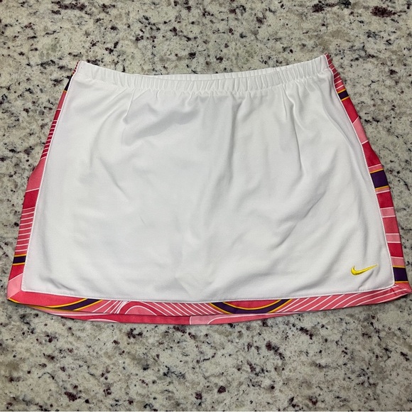 Nike Dri-Fit Tennis Skirt Size XS 0-2 White Coral Geo Print Yellow Swoosh Logo - Picture 1 of 9